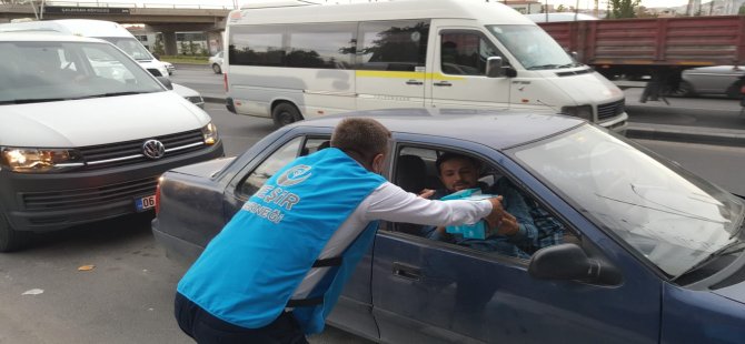 Trafikte Mahsur Kalanlara İftariyelik Dağıtıyorlar