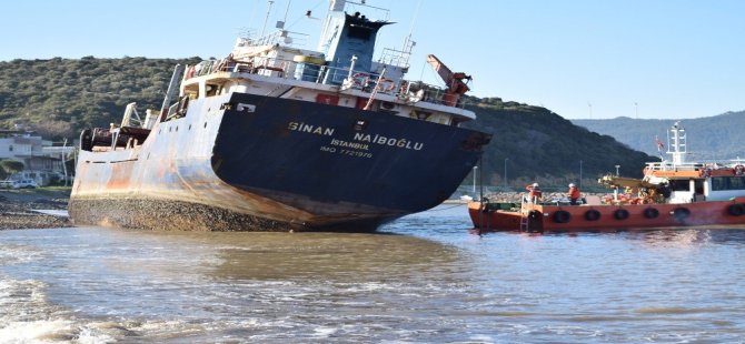 İzmir’de Karaya Oturan Yük Gemisi Kurtarıldı