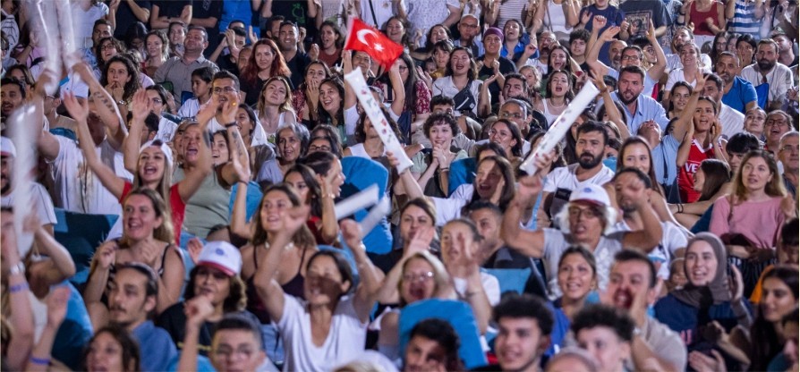 Başkan Soyer “Sultanların” zaferini gençlerle izledi