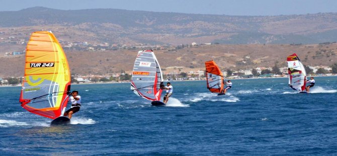 Dikili’de Kıran Kırana Windsurf Yarışları