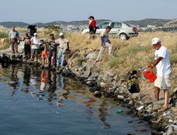 Balıkçılardan Kıyı Temizliği