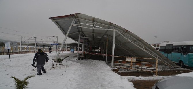 İzmir’de Durağın Çatısı Minibüslerin Üzerine Çöktü