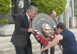 19 mayıs Çelenk Koyma