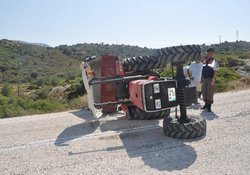 Foça'da Traktör Devrildi 1 Yaralı