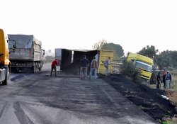 Kömür yüklü kamyon devrildi