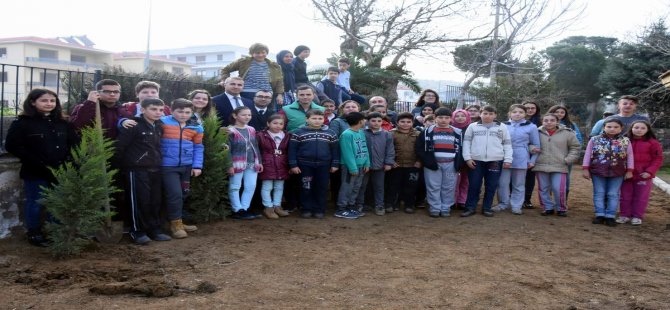 Aliağa Belediyesi Okul Bahçelerini Yeşillendirmeye Devam Ediyor