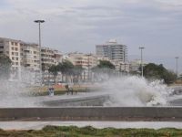 İzmir’de Lodos Hayatı Felç Etti